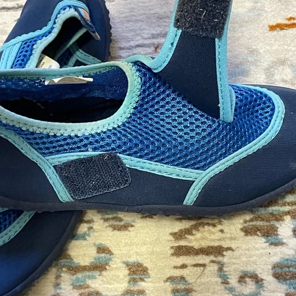 Water shoes - kids size 2/3 - Picture 2 of 6